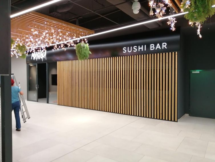 Elegantno Drveno Uređenje za Sushi Bar Manga