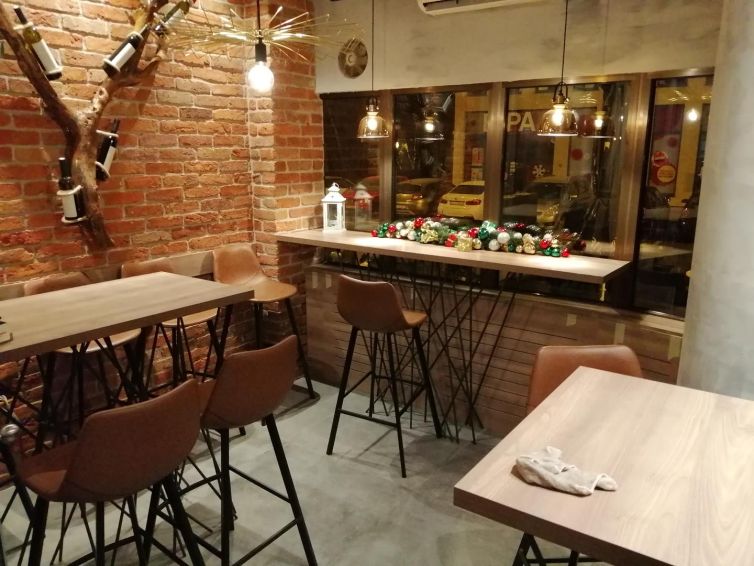 Udoban i Elegantno Uređen Interijer za Peppers Kafić
